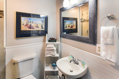 Moolack Shores Inn - Guest Bathroom